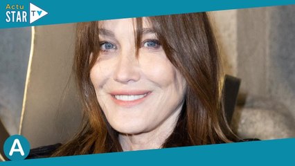 Carla Bruni à l'autre bout du monde : sublime en robe fendue, apparition glamour avec un chanteur do