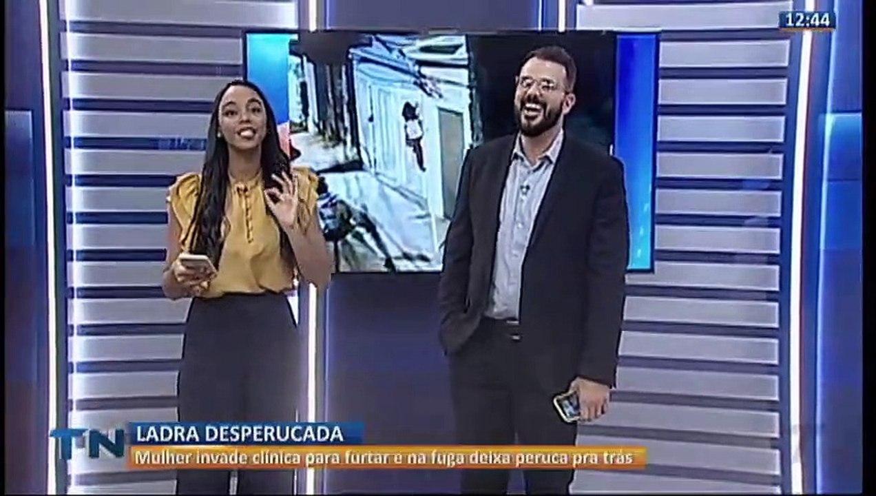 Mulher invade clínica e esquece a peruca