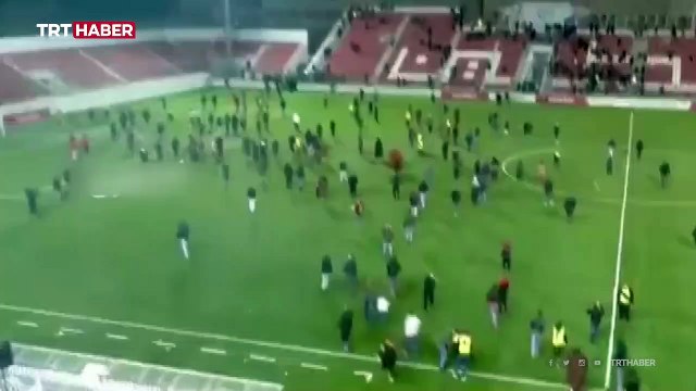 İsrail'den futbol maçına baskın: Sahaya gaz bombası atıldı