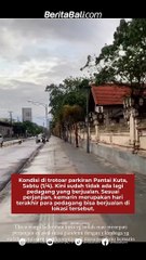 Kondisi di trotoar parkiran Pantai Kuta, Kini sudah tidak ada lagi pedagang yang berjualan