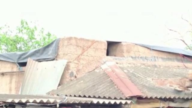 বাঁকুড়াঃ উড়ে গেছে বাড়ির ছাউনি,দিনযাপন এখন গোয়াল ঘরে!