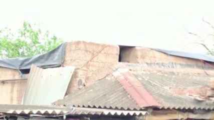 বাঁকুড়াঃ উড়ে গেছে বাড়ির ছাউনি,দিনযাপন এখন গোয়াল ঘরে!