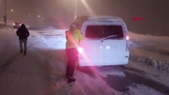 VAN'DA KAR YOLLARI KAPADI, POLİS EKİPLERİ YOĞUN MESAİ YAPTI