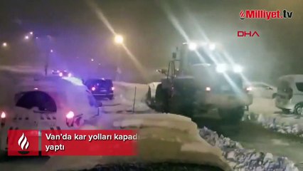 Van’da kar yolları kapadı, polis ekipleri yoğun mesai yaptı