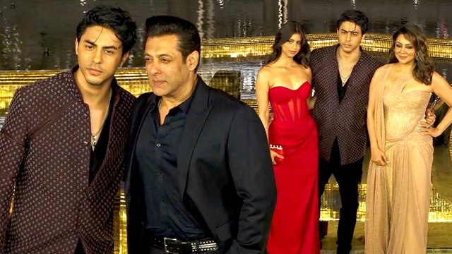 Salman Khan ने Suhana,Aryan और Gauri Khan के साथ दिया पोज