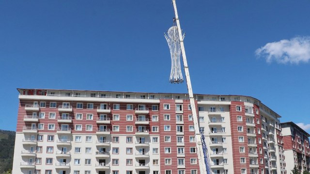 Az hasarlı sitenin tepesindeki 5 tonluk demir paratoner söküldü