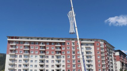 Az hasarlı sitenin tepesindeki 5 tonluk demir paratoner söküldü