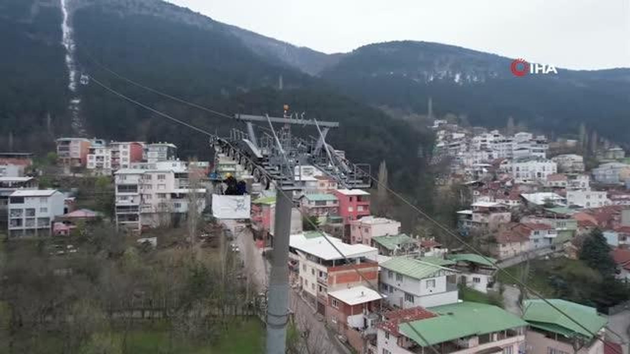 Uludağ'da ölümle burun buruna bakım... 165 metre yüksekte cambazları aratmıyorlar