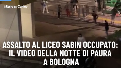 Assalto al liceo Sabin occupato: il video della notte di paura a Bologna