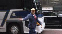 Uomo mascherato da Trump dirige traffico fuori dalla Trump Tower