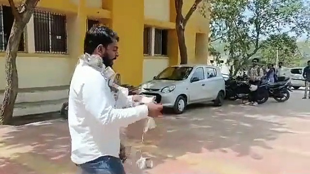 Viral Video : லஞ்சம் கேட்ட அதிகாரிகள்! லஞ்சப் பணத்தை  வீதியில் வீசிய விவசாயி!