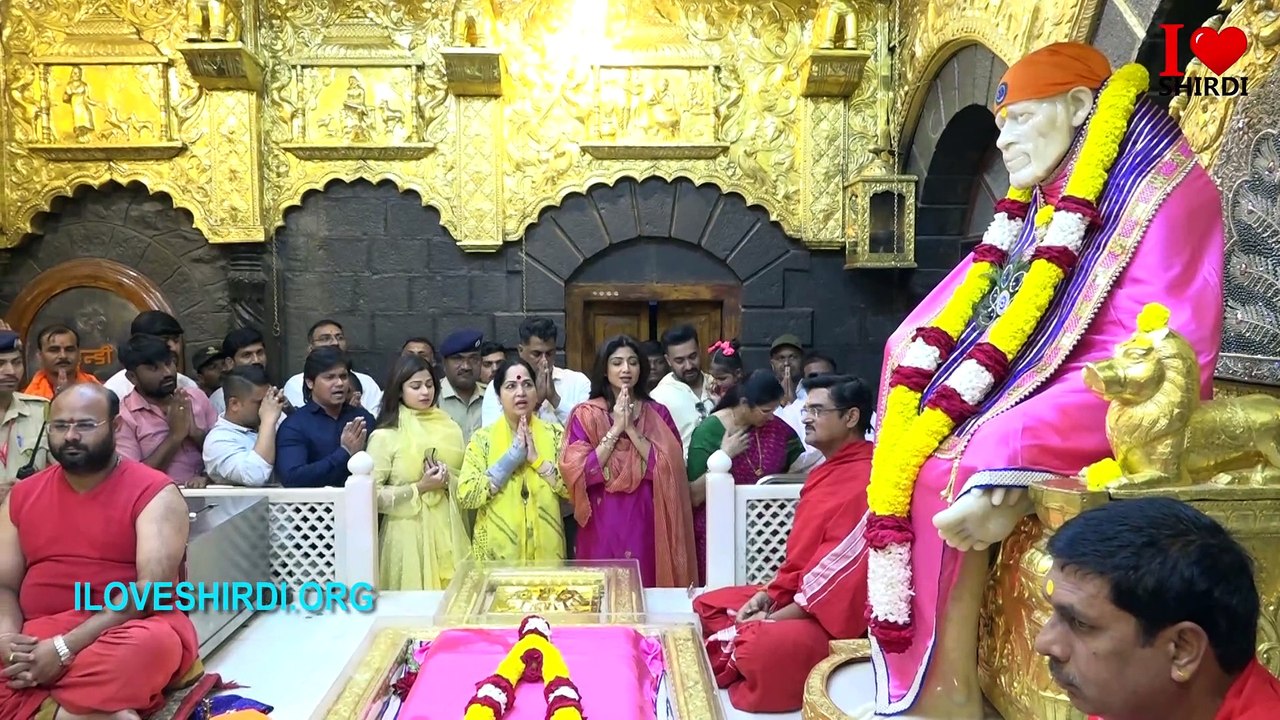 Actress  Shilpa Shetty at Saibaba Temple | शिल्पा पहुंची सपरिवार शिरडी साईमंदिर | Shilpa Shetty visits Shirdi | शिल्पा शेट्टी और राज कुंद्रा पहुंचे शिरडी साईमंदिर | I LOVE SHIRDI