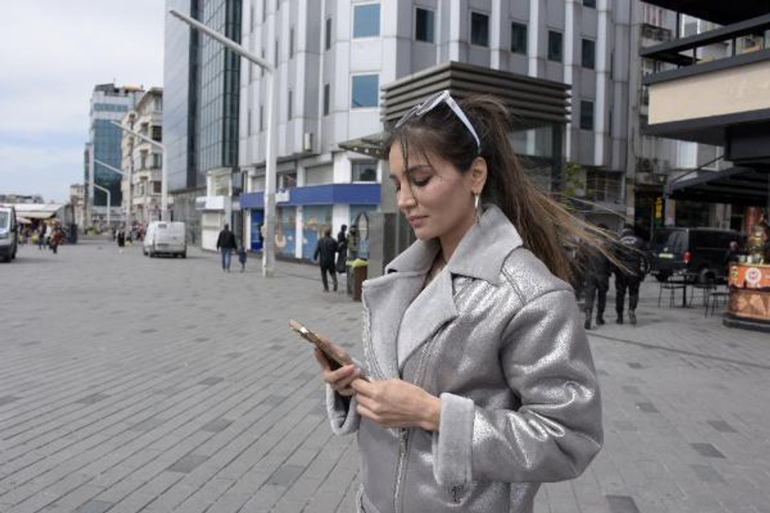 TAKSİM'DE TURİST KADININ TELEFONUNU KAPTI AMA KAÇAMADI