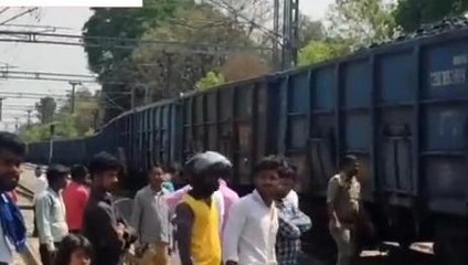 जौनपुर: कोयला लदी ट्रेन में लगी आग, दमकल विभाग सहित हजारों लोग मौके पर