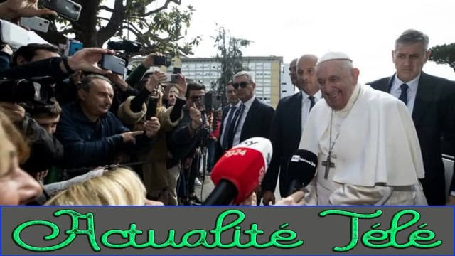 “Je suis encore vivant” : sorti de l’hôpital, le pape François rassure sur son état de santé