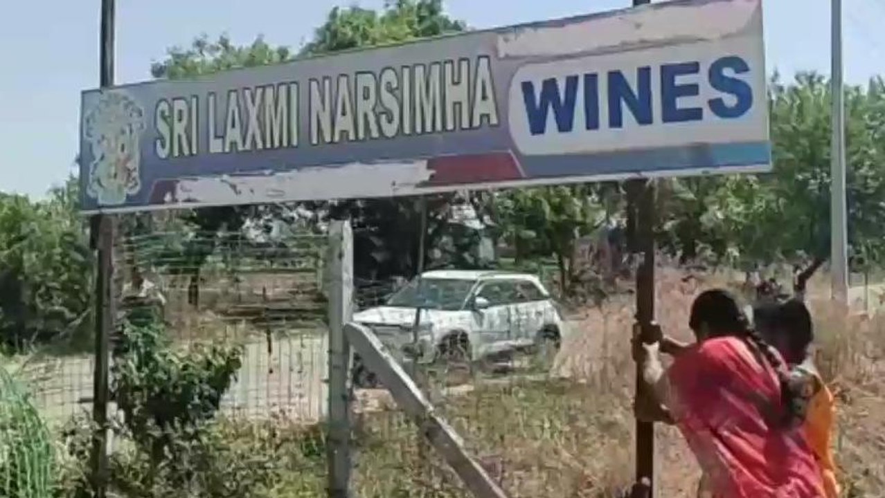 వట్ పల్లి: మద్యం దుకాణంపై మహిళల దాడి