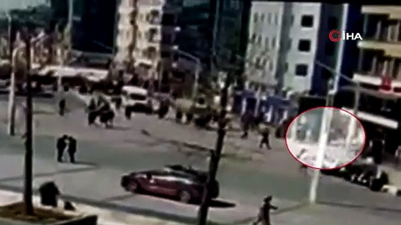 Taksim Meydanı’nda turist kadına kapkaç kamerada: Çay bardağı fırlatıp çelme taktılar