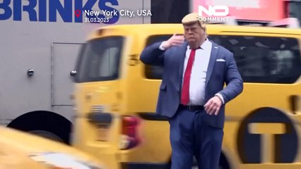 Un imitador de Donald Trump dirige el tráfico frente a la Torre Trump de Nueva York