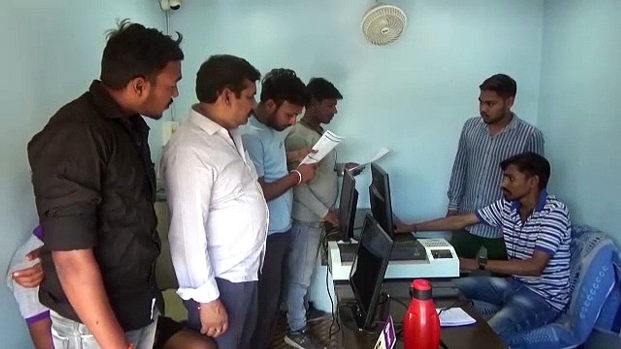 चॉइस सेंटर में बड़ी संख्या में युवा ऑनलाइन आवेदन भरने पहुंच रहे हैं