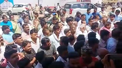 अनशन स्थल पर पहुंचे सांसद के खिलाफ लगाए गो-बैक के नारे