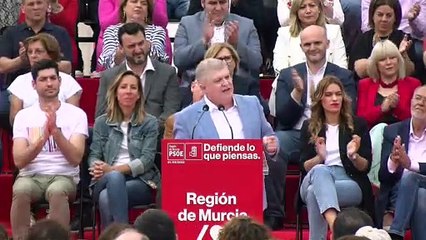El secretario general del PSOE y candidato a la comunidad autónoma, José Vélez, este sábado, en el mitin del Auditorio del Parque Fofó.