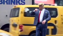 رجل بقناع ترامب يوجّه حركة السير في نيويورك