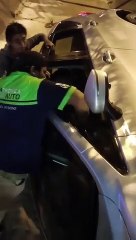 Transeúnte graba el momento exacto en el que un auto cae a un canal de drenaje