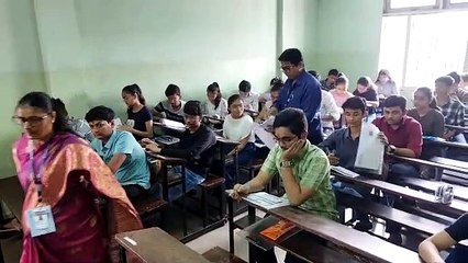SURAT VIDEO :  देखें परीक्षार्थियों के डर का असर उत्तर पुस्तिकाओं पर संख्या पर कैसे पड़ा