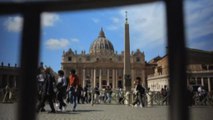 Gioia e sollievo tra turisti e fedeli a San Pietro per il Papa