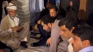 مرشد عمران خان صاحب کارکنوں کے ساتھ افطاری کرتے ہوئے ❤️