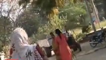 जौनपुर: पुलिस से इन्साफ की मांग, सास-बहू की सरेआम पिटाई, देखिये वीडियो