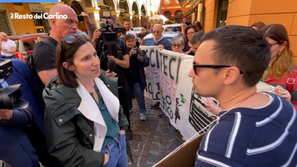 Elly Schlein a Modena: il video dello scambio con i residenti del Villaggio Europa