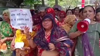 भिण्ड: संयुक्त मोर्चा के बैनर तले अनिश्चितकालीन धरना जारी आंगनवाड़ी कार्यकर्ताओं