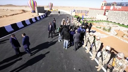 السيسي "لـ مقاتلي قوات شرق القناة": في حد فيكم بيدخن يا ولاد.. ومجند يرد