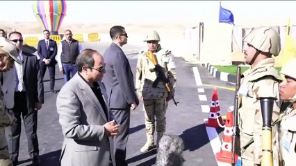 الرئيس السيسي يتفقد الارتكازات الأمنية بشرق القناة ويلتقى مقاتلى قيادات مكافحة الإرهاب