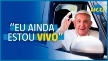 Papa Francisco deixa hospital e brinca: 'Ainda estou vivo'