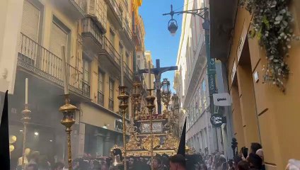 Devoción en la procesión de ‘El Mutilado’, el Cristo que la derecha utilizó durante años como símbolo franquista
