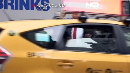 Neoyorquinos, turistas y un imitador de Donald Trump frente a la Torre Trump