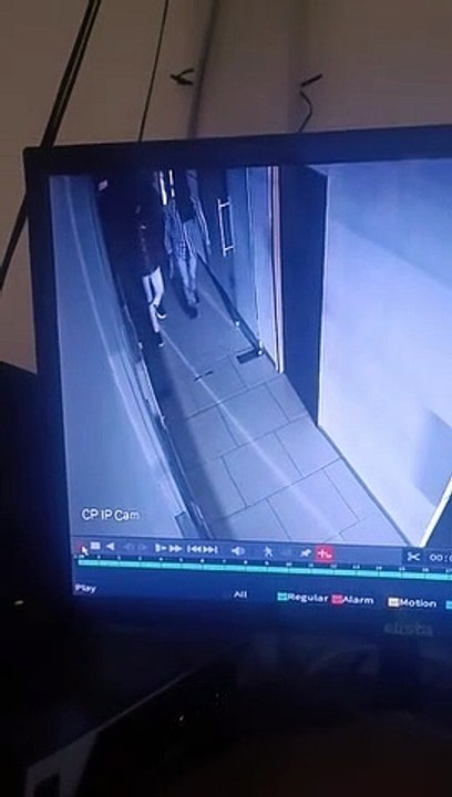कार शोरूम में घुसे चोर तिजोरी से 11 लाख उड़ा ले गए। सीसीटीवी में कैद हुए संदेही।