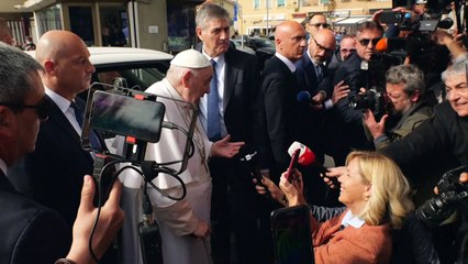 "Aún estoy vivo", dice el papa Francisco tras salir del hospital