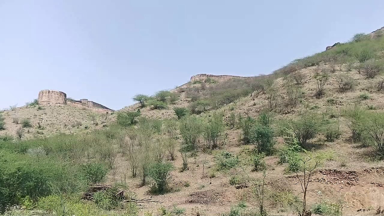 देखरेख के अभाव में प्राचीन एवं ऐतिहासिक धरोहर ह...