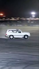 Crazy Saudi driver drifting on Nissan patrol