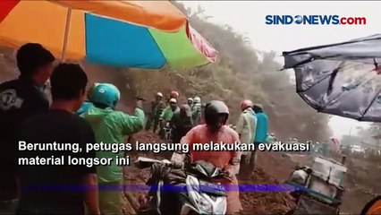 Puluhan Kendaraan Terjebak Longsor di Mamasa