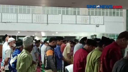 Скачать видео: Suasana Salat Tarawih Perdana di Masjid Raya KH Hasyim Asy'ari, Kapasitas 12.500