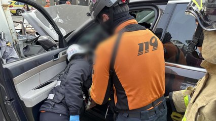 서울 논현동에서 차량 4대 잇따라 부딪혀...2명 이송 / YTN