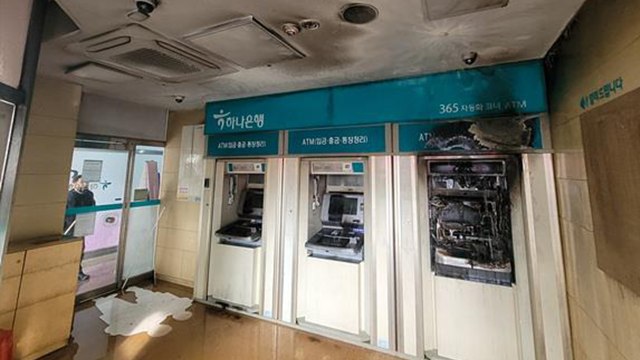 은행이 돈 안 줘 ...ATM에 불 지른 40대 구속 송치 / YTN