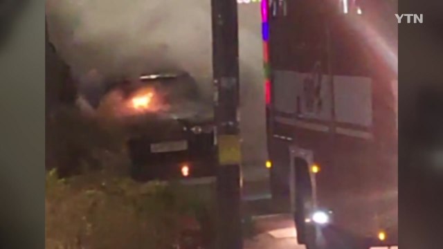 서울 동작구 달리던 승용차 화재로 전소 / YTN