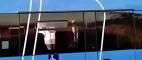 Motorista usando capacete é flagrado conduzindo ônibus sem para-brisa