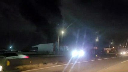 Incêndio atinge galpão de empresa em Itajaí e fumaça impressiona