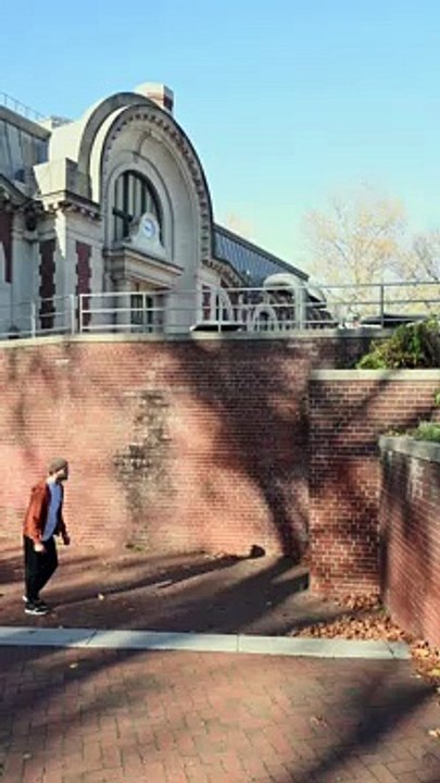 A man climbing on walls without any equipment